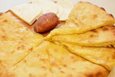 Осетинский пирог с сыром и луком «Кадындзджин»