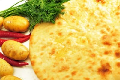 Осетинский пирог с сыром, картофелем, грибами, курица и лук